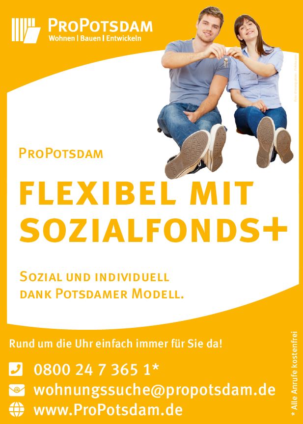 Sitzendes Paar Mitte 20 hält Wohnungsschlüssel