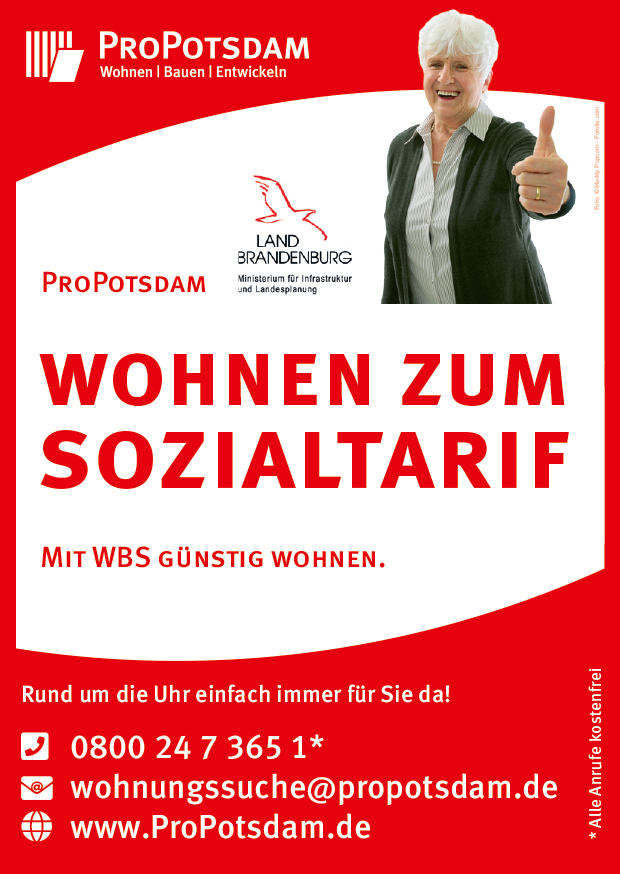 Rüstige Rentnerin hält den Daumen hoch