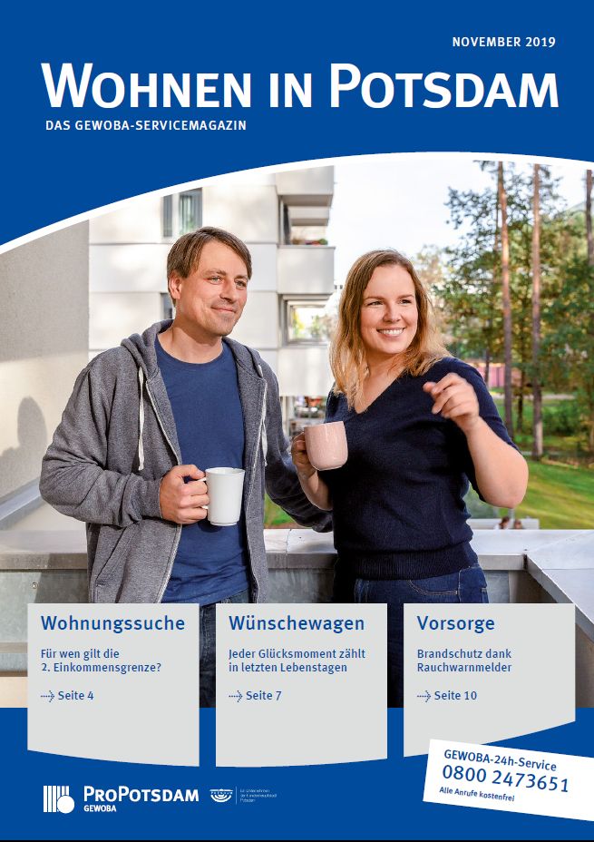 Cover des Gewoba-Servicemagazins Wohnen in Potsdam mit einem Mann und einer Frau, die auf einem Balkon Kaffee trinken
