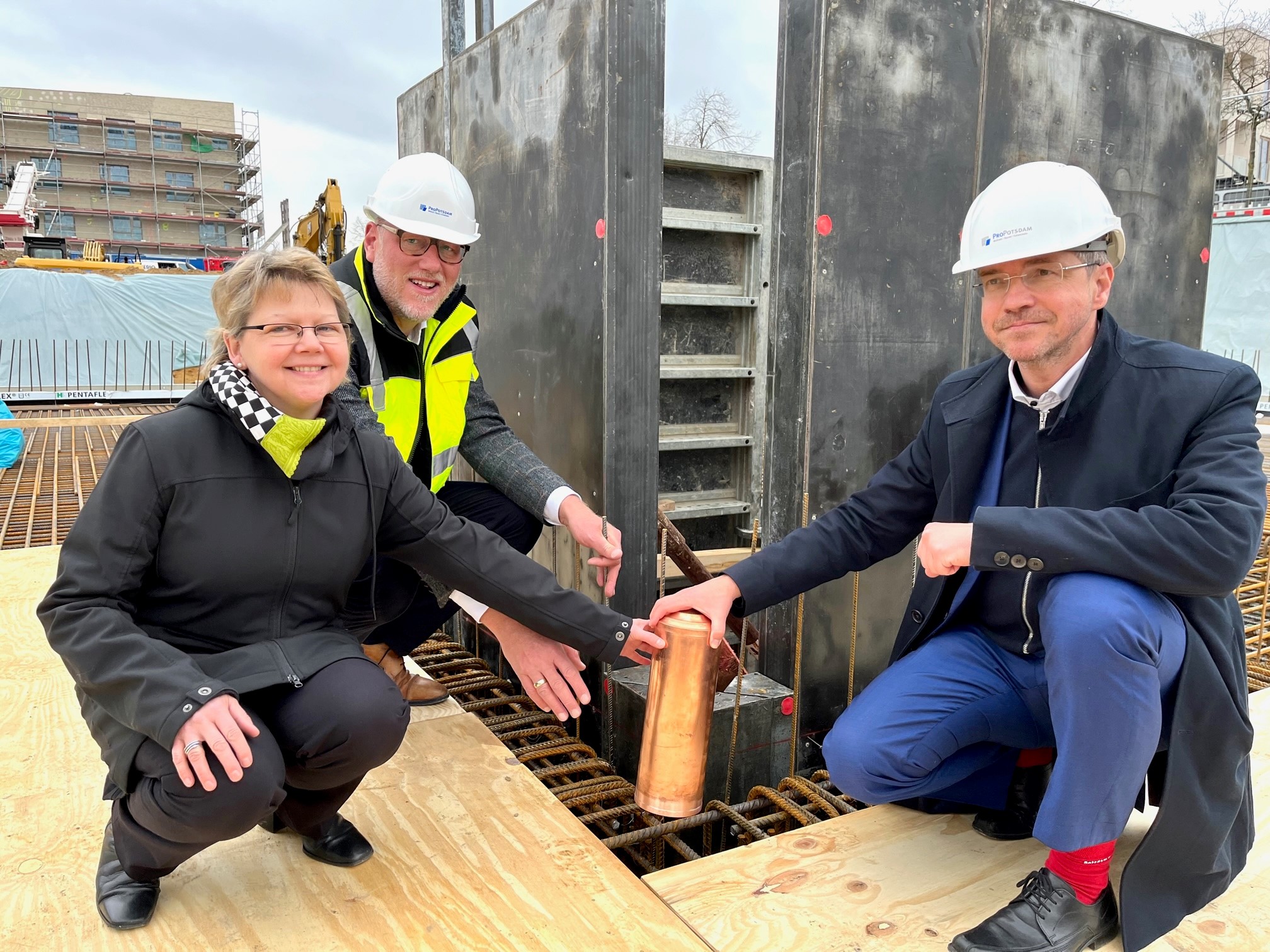 Grundsteinlegung_ProPotsdam_RoKaWest-WA1.2_Angela_Brandenburg_Bert_Nicke_Mike_Schubert__c__Jessica_Beulshausen.jpg