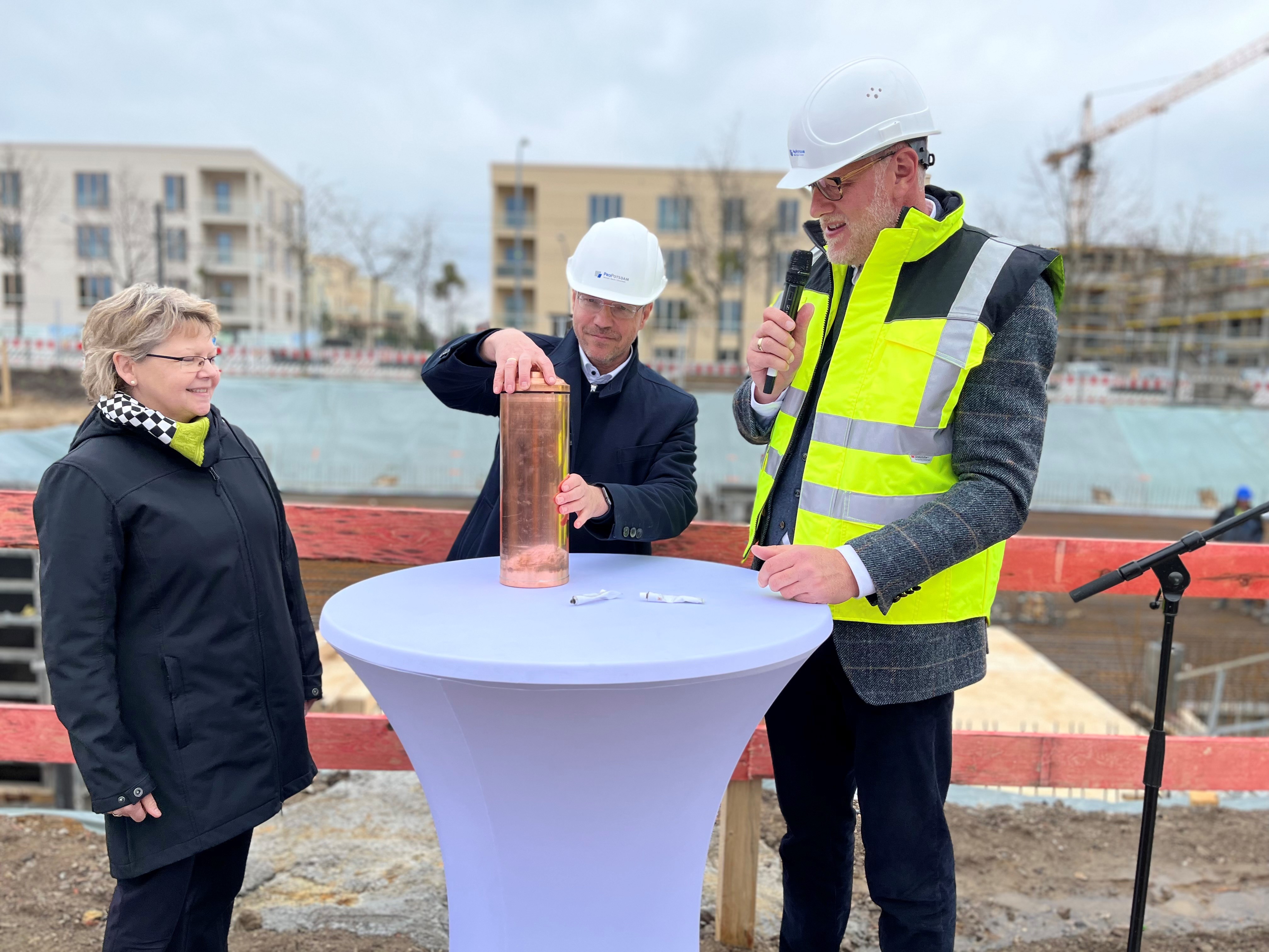 Grundsteinlegung_ProPotsdam_RoKaWest-WA1.2_Angela_Brandenburg_Mike_Schubert_Bert_Nicke__c__Jessica_Beulshausen.jpg