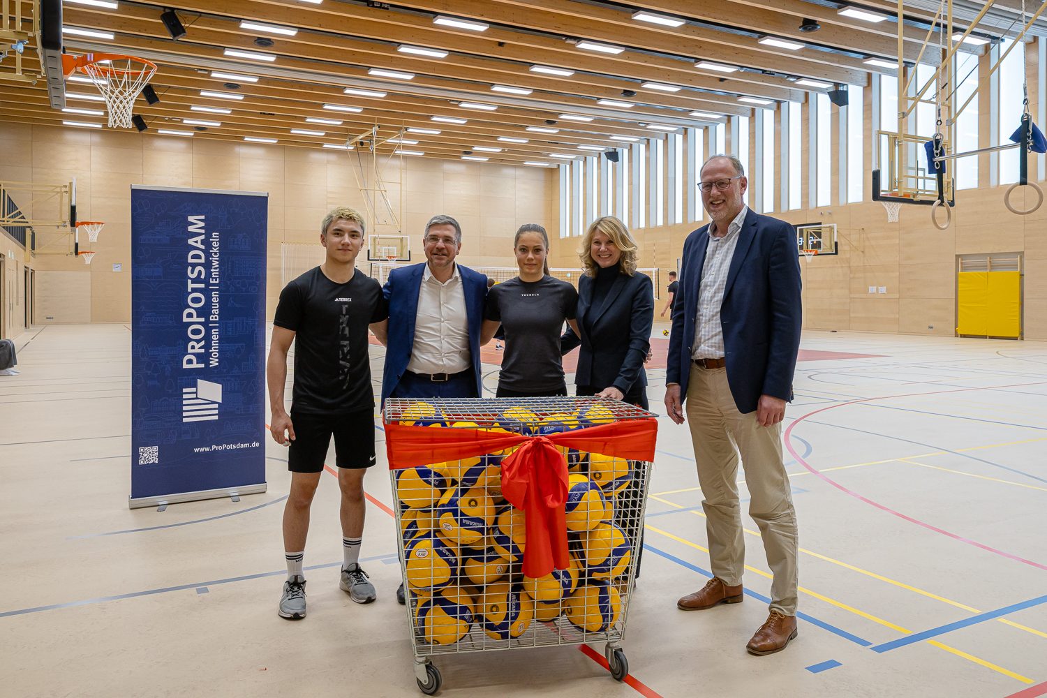 ProPotsdam2025__Foto_sevens_maltry__Uebergabe_Dreifeldsporthalle_vl_SchuelerSportschule_MikeSchubert_SchuelerinSportschule_IrisGerloff_BertNicke.jpg