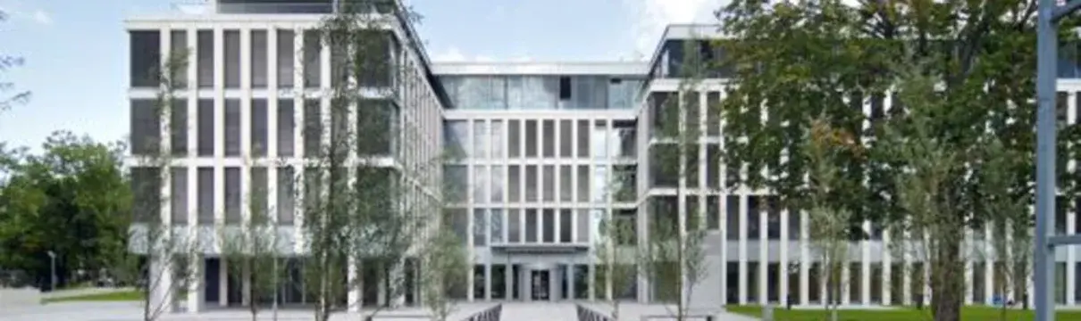 U-förmiger, vier-etagiger Firmensitz der ProPotsdam mit Rasenfläche und Baumbewuchs mit Blick von der Pappelallee