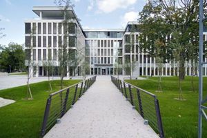 U-förmiger, vier-etagiger Firmensitz der ProPotsdam mit Rasenfläche und Baumbewuchs mit Blick von der Pappelallee