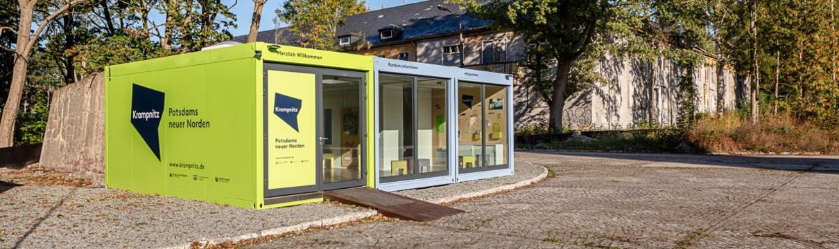 Das geplante Besucherzentrum in Krampnitz steht inmitten von Bäumen.