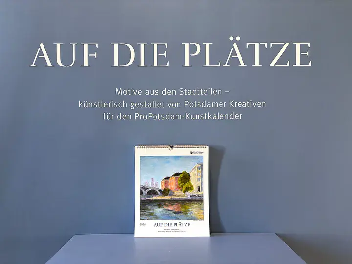 Ein Kalender steht auf einem Ausstellungstisch