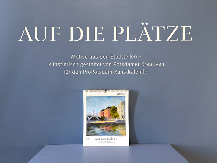 Ein Kalender steht auf einem Ausstellungstisch