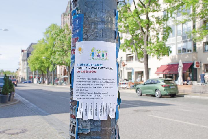 Ein Wohnungssuche-Zettel an Laterne
