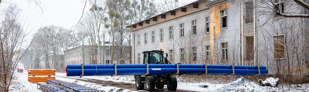 Leitungsbauarbeiten in Krampnitz (Foto: Benjamin Maltry) Ein Baustellenfahrzeug transportiert Rohre für den Leitungsbau in Krampnitz