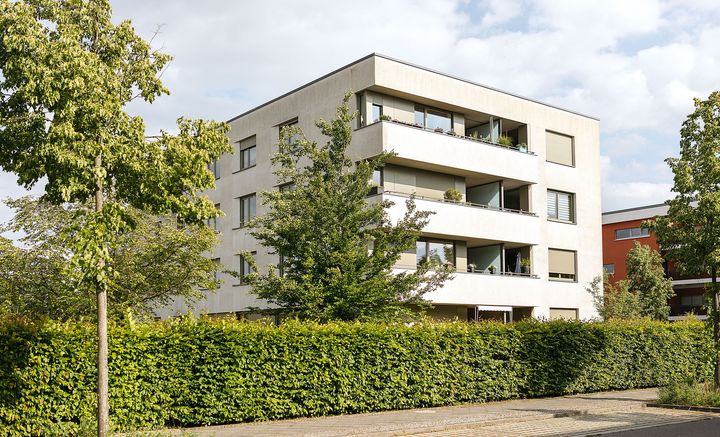 Ein Mehrfamilienhaus in der Bartholomäus-Neumann-Straße umrahmt von Bäumen