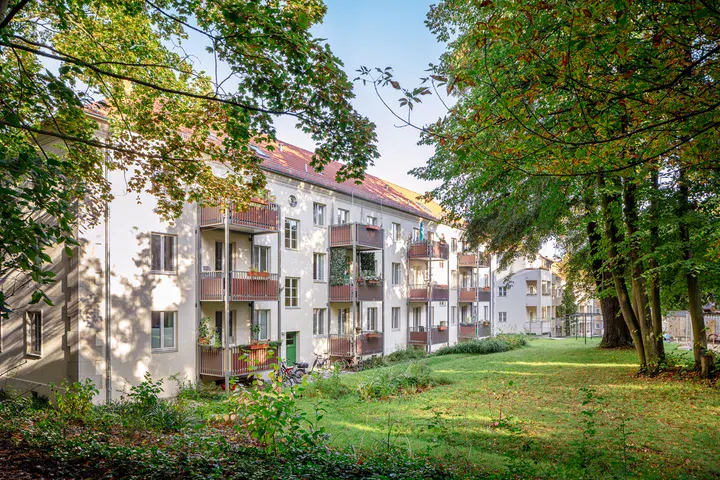Innenhof der sanierten Wohnsiedlung Am Brauhausberg