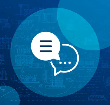 Sprechblasen-Symbol für Dialog und Service vor stilisierter Potsdam-Kulisse mit Gebäuden, Grünflächen und Infrastruktur.