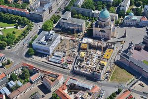 Eine Luftaufnahme der Potsdamer Mitte samt der Nikolaikirche, der Stadt- und Landesbibliothek und der Baustelle im Block III.