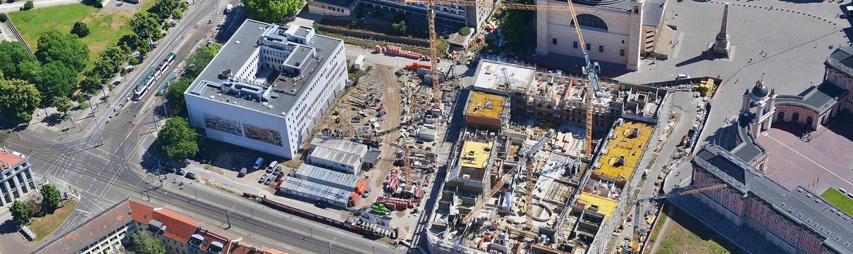 Eine Luftaufnahme der Potsdamer Mitte samt der Nikolaikirche, der Stadt- und Landesbibliothek und der Baustelle im Block III.