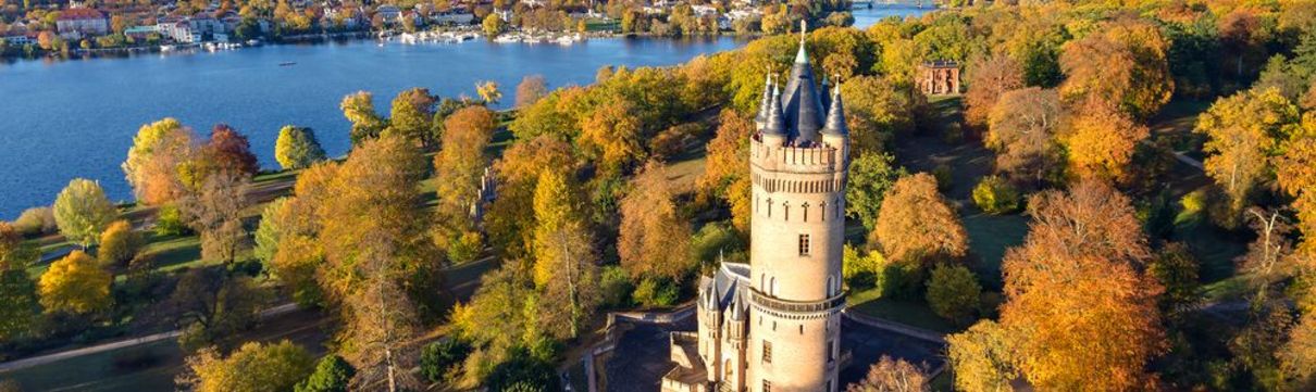 Luftbild mit Blick auf den Flatowturm