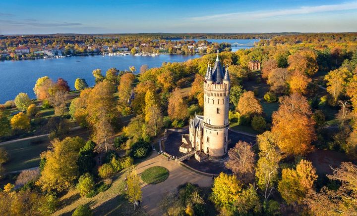 Luftbild mit Blick auf den Flatowturm