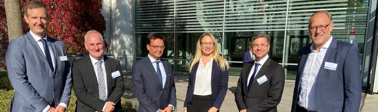 Fünf Männer und eine Frau stehen vor einem großen Messegebäude in München. Die Personen sind Jörg Bollmann, Geschäftsführer DETLEF HEGEMANN Immobilien Management GmbH, Bernd Rubelt, Baubeigeordneter Potsdam, Tim Reiners, Vorstandsvorsitzender HEGEMANN GRUPPE, Anne Christin Helbig, Projektleiterin HEGEMANN GRUPPE, Mike Schubert, Oberbürgermeister Potsdam und Bert Nicke, Geschäftsführer ProPotsdam.
