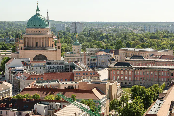Blick auf den Alten Markt in Potsdam mit der Kuppel der Nikolaikirche, dem Brandenburger Landtag und historischen Gebäuden
