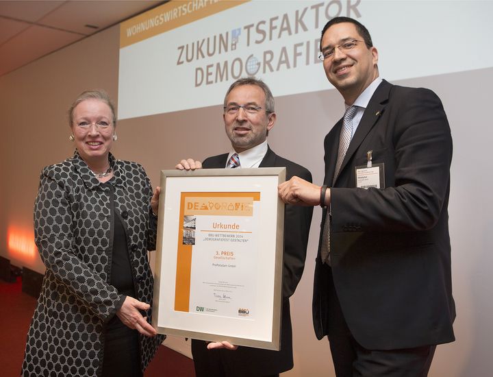 Auszeichnung beim BBU-Wettbewerb 2014 mit BBU-Vorstand Maren Kern und ProPotsdam-Geschäftsführung
