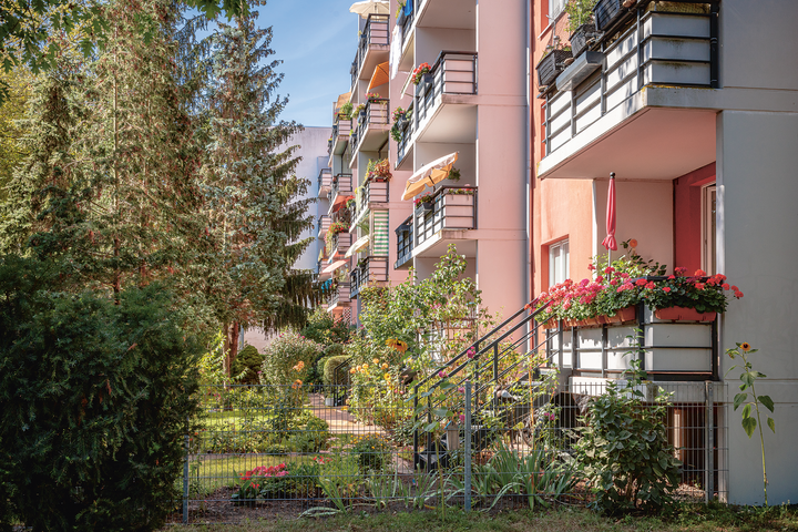 Die von Hiltrud Berndt initiierten Mietergärten wurden später in vielen Wohngebieten der DDR übernommen Eine Hausfassade mit Balkonen im Grünen