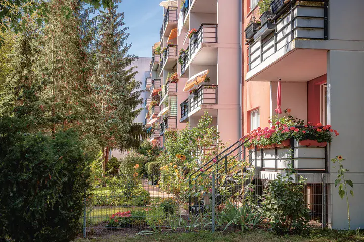 Die von Hiltrud Berndt initiierten Mietergärten wurden später in vielen Wohngebieten der DDR übernommen Eine Hausfassade mit Balkonen im Grünen