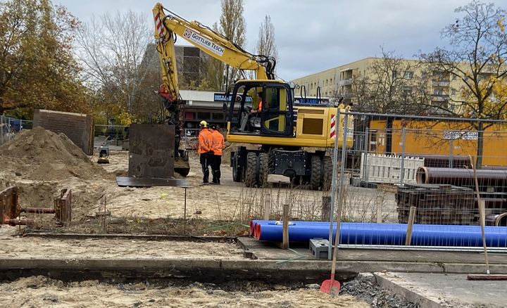 Baumaßnahme im Bereich der Grünfläche in der Slatan-Dudow-Straße