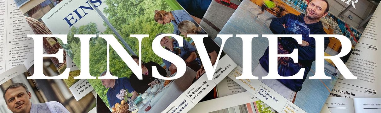 Mehrere bunte Ausgaben des Magazins EINSVIER sind zu sehen.