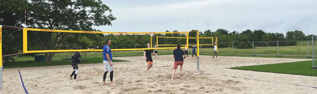 Spieler im Sand auf dem neuen Beachvolleyballfeld im Volkspark Potsdam