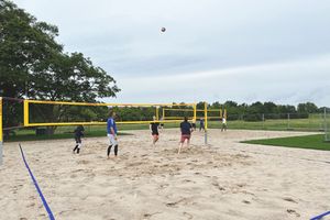 Spieler im Sand auf dem neuen Beachvolleyballfeld im Volkspark Potsdam