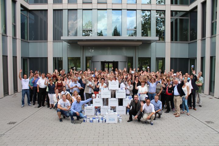 Gruppenbild der ProPotsdam-Mitarbeiter*innen vor dem Eingang der Firmenzentrale