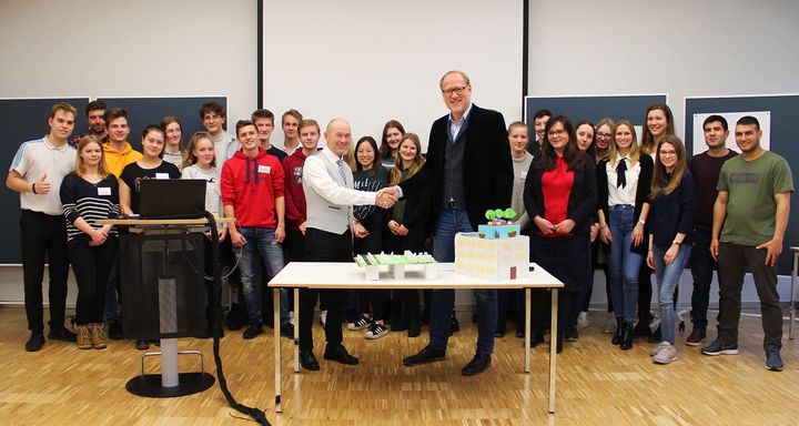 Gruppenbild des Geschäftsführers ProPotsdam und mit einer Schulklasse des Leibniz-Gymnasiums