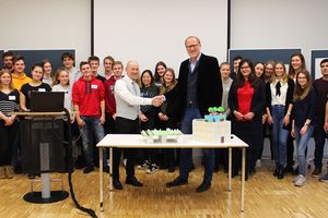 Gruppenbild des Geschäftsführers ProPotsdam und mit einer Schulklasse des Leibniz-Gymnasiums