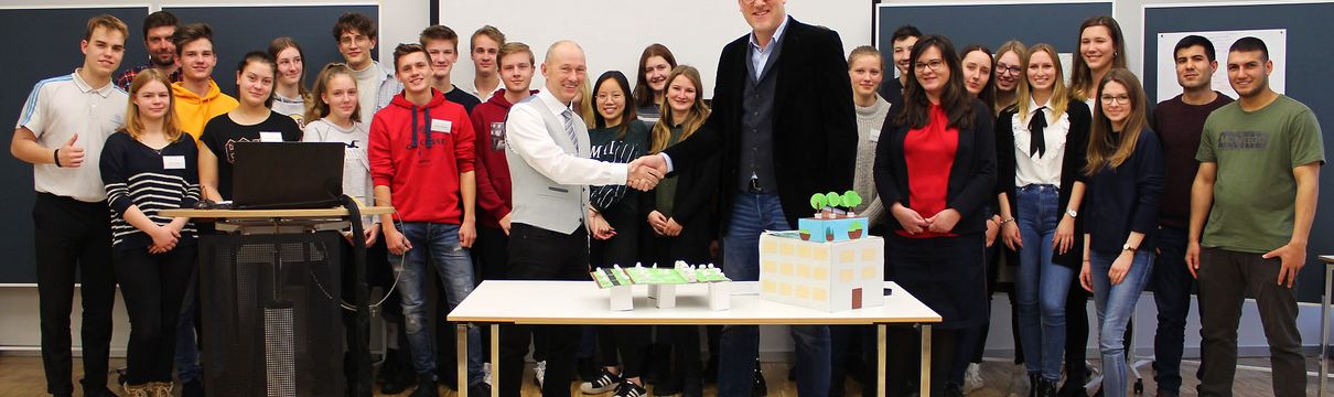 Gruppenbild des Geschäftsführers ProPotsdam und mit einer Schulklasse des Leibniz-Gymnasiums