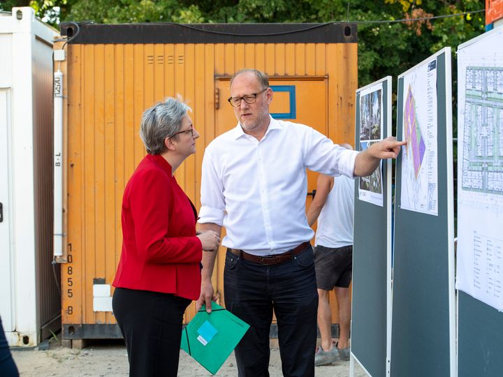 Der ProPotsdam-Geschäftsführer erklärt der Bundesbauministerin einen Bebauungsplan.