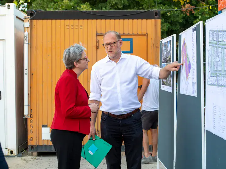 Der ProPotsdam-Geschäftsführer erklärt der Bundesbauministerin einen Bebauungsplan.