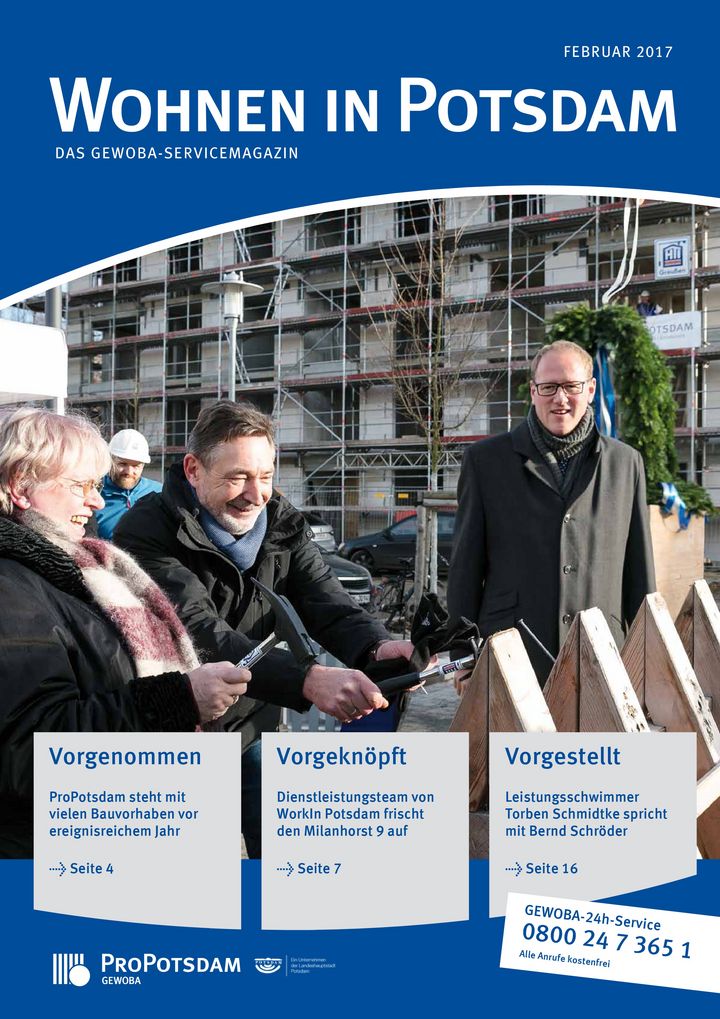 Cover des Gewoba-Servicemagazins Wohnen in Potsdam mit einer Frau, dem damaligen Oberbürgermeister Jann Jakobs, beide schlagen einen Nagel in Holz, und ProPotsdam-Geschäftsführer Bert Nicke