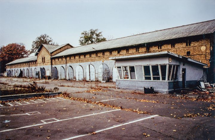 Ein altes, heruntergekommenes Stallgebäude.