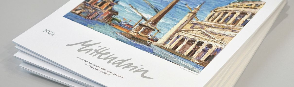 Stapel übereinander liegender ProPotsdam-Kalender mit Blick auf das Titelblatt, welches einen Obelisken und einen Teil einer Kirche zeigt.