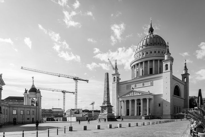 Schwarz-Weiß-Foto, welches links das Fortuna-Portal, in der Mitte einen Obelisken und rechts angrenzend die Nikolaikirche mit ihrer markanten Kuppel zeigt