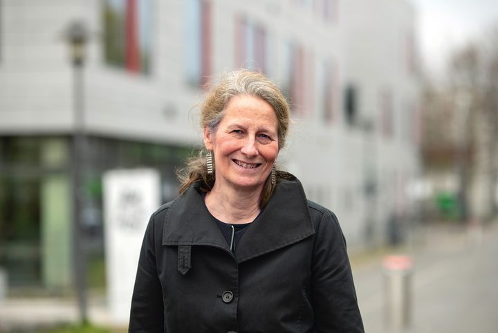 Eva Schmitt-Rodermund, die Präsidentin der Fachhochschule Potsdam, auf dem Campus-Gelände.