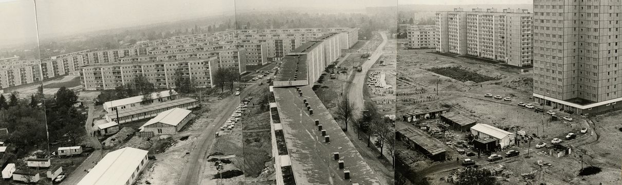 Ein altes Foto mit Blick auf eine Baustelle mit Hochhäusern