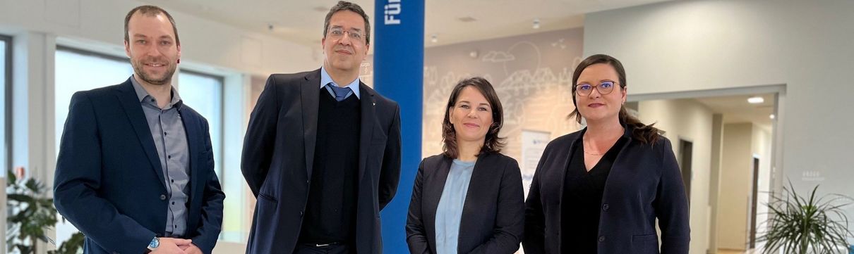 Gruppenbild mit Außenministerin Annalena Baerbock