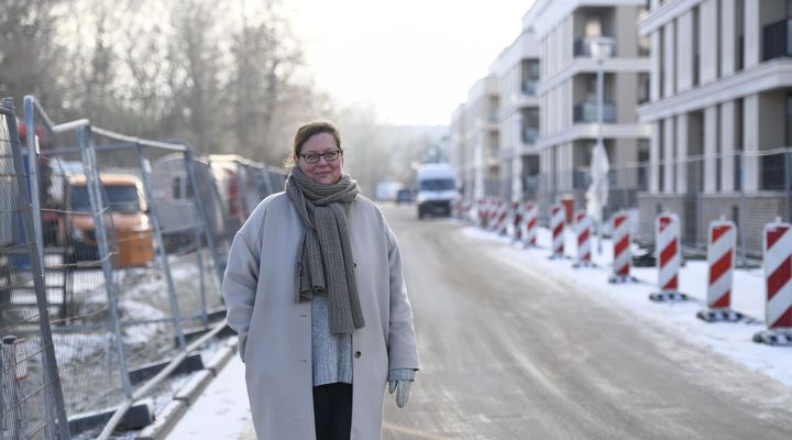 ProPotsdam-Projektleiterin Catrin During auf der Baustelle in der Heinrich-Mann-Allee