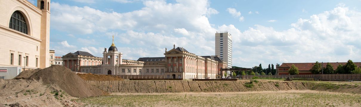 Leeres Baufeld am Alten Markt 2019, links die Nikolaikirche, geradezu das Stadtschloss mit dem Landtag, dahinter ragt das Mercure Hotel in den Himmel und rechts im Bild sieht man das Filmmuseum.