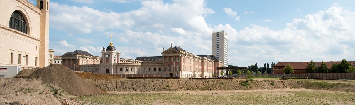 Potsdamer Mitte, Alter Markt Leeres Baufeld am Alten Markt 2019, links die Nikolaikirche, geradezu das Stadtschloss mit dem Landtag, dahinter ragt das Mercure Hotel in den Himmel und rechts im Bild sieht man das Filmmuseum.