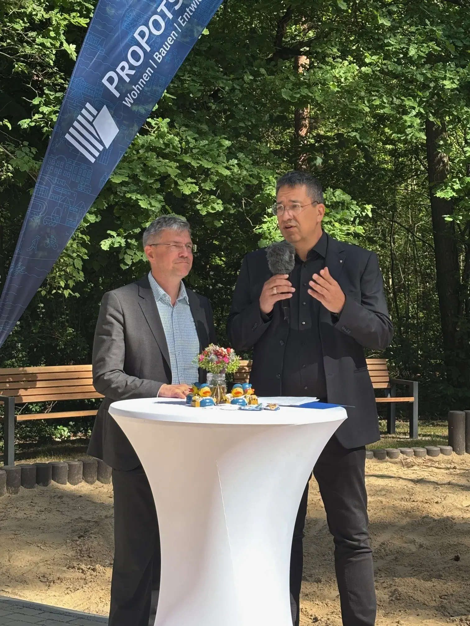 Caputher_Heuweg_Mieterfest_Mike_Schubert_und_Joern-Michael_Westphal.jpg