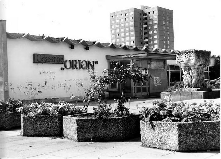 Blick auf eine Hausfassade mit Schriftzug Orion
