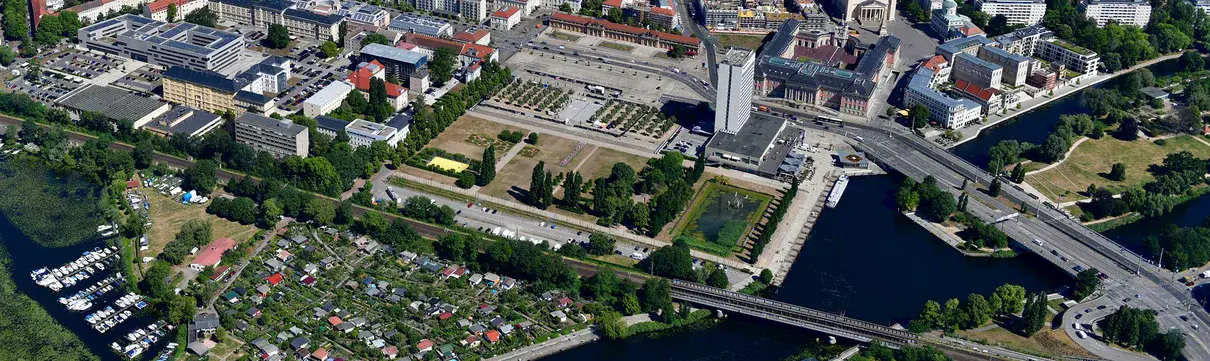 Luftaufnahme über Potsdam. Es sind Häuser, Gewässer und Grün zu erkennen.