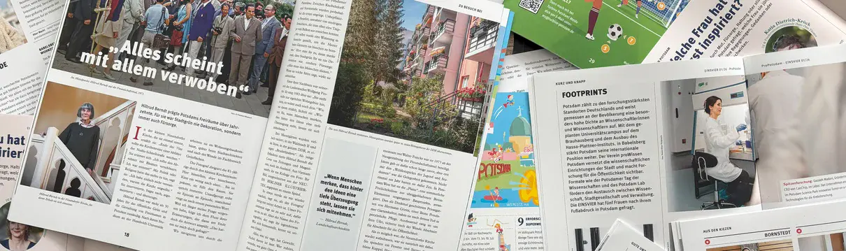Mehrere aufgeschlagene Magazine liegen aufgefächert auf einem Tisch.