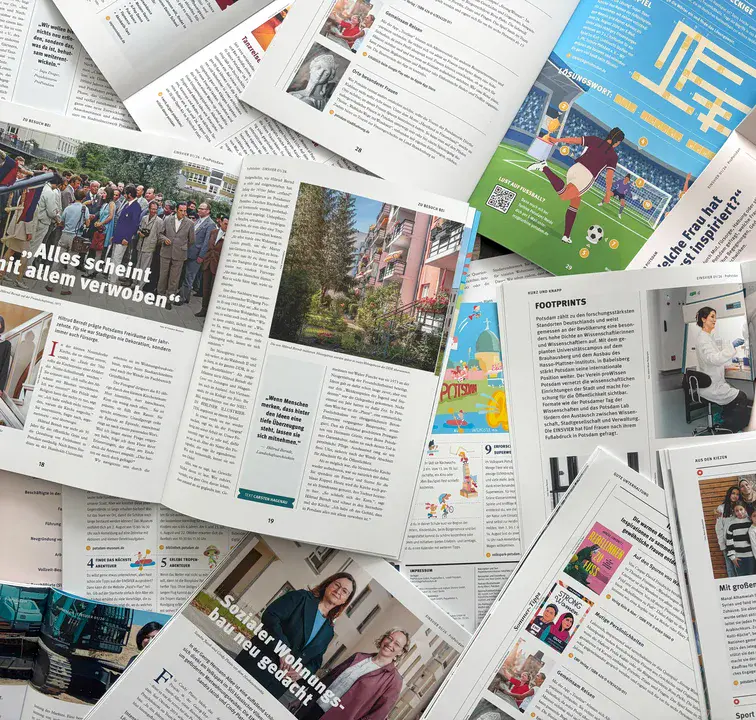 EINSVIER 01-2026 Mehrere aufgeschlagene Magazine liegen aufgefächert auf einem Tisch.